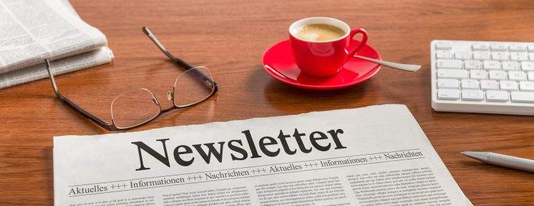 Zeitung auf Schreibtisch - Newsletter