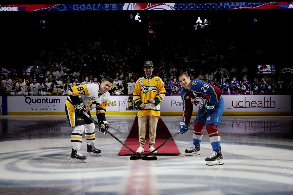 Wrap around puck drop sidney crosby and nathan mackinnon